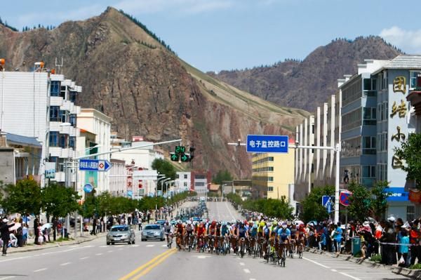 Peloton at the town of Qilian