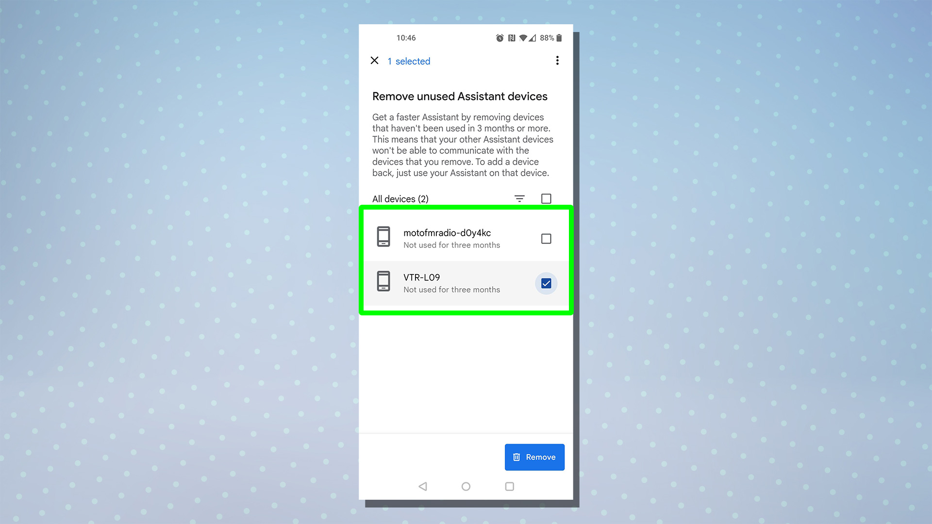Снимок экрана, показывающий настройки Google Assistant для удаления неиспользуемых устройств с выделенными определенными устройствами.