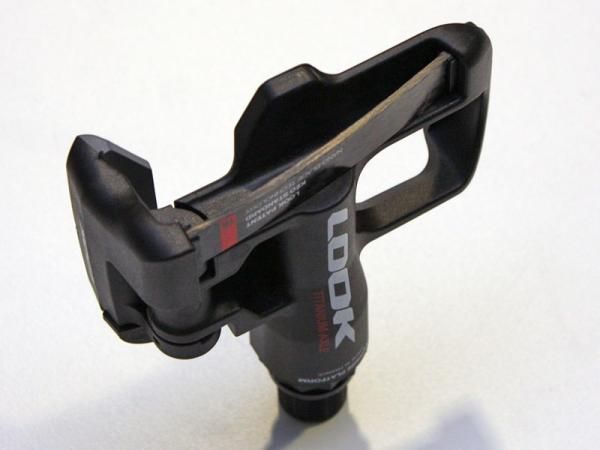 Instead of a wound steel spring, the new K&eacute;O Blade uses a leaf spring made of carbon fiber.