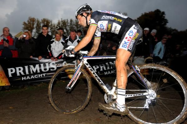 Niels Albert (BKCP - Powerplus) pursues Sven Nys.