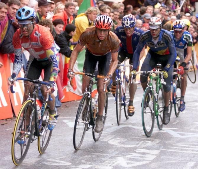 1998 Worlds: Eventual world champion Oscar Camenzind (Switzerland) at the head of an elite selection containing Michael Boogerd, Lance Armstrong, Peter Van Petegem and Michele Bartoli