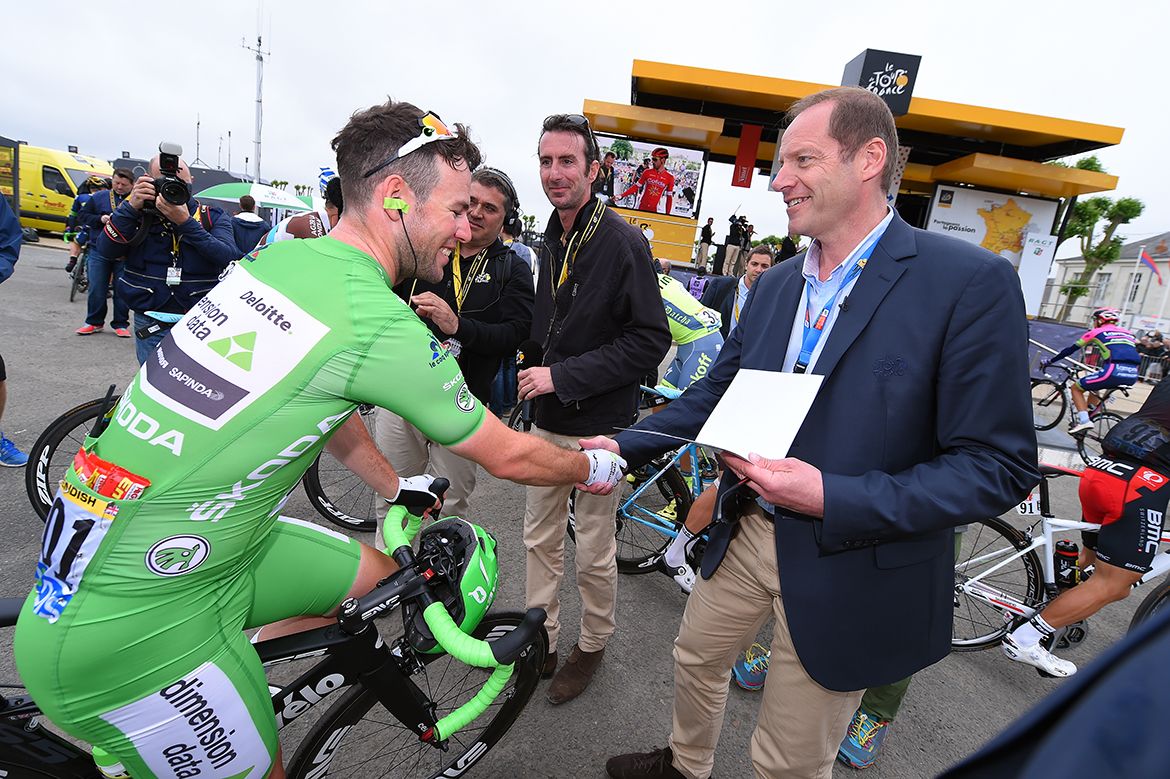 Mark Cavendish greets Christrian Prudhomme