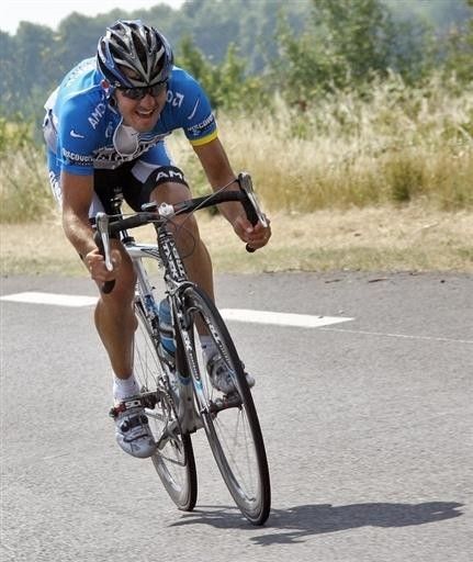 Yaroslav Popovych (Discovery Channel) put in a powerful solo attack with 3 km to go to win stage 12