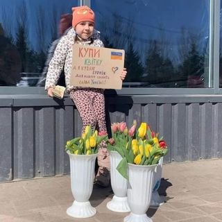 A child selling flowers to raise money to buy armor for Ukrainian soldiers
