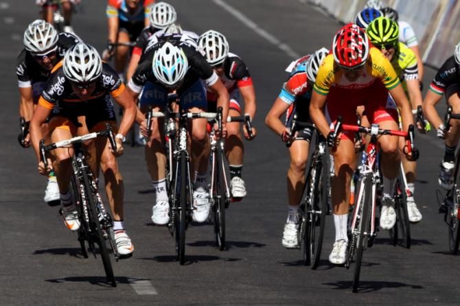 Rochelle Gilmore (Wiggle Honda) and Kimberley Wells (Specialized - Securitor) go head-to-head for the win