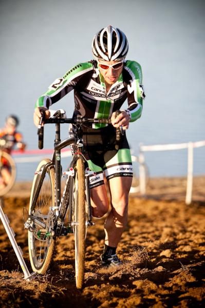 Jeremy Powers (Cannondale-Cyclocrossworld.com) fights his way through the thick sand.