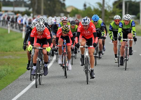 Gordon McCauley (Barry Stewart Builders / Gordonn McCauley Coaching) assists the PowerNet riders