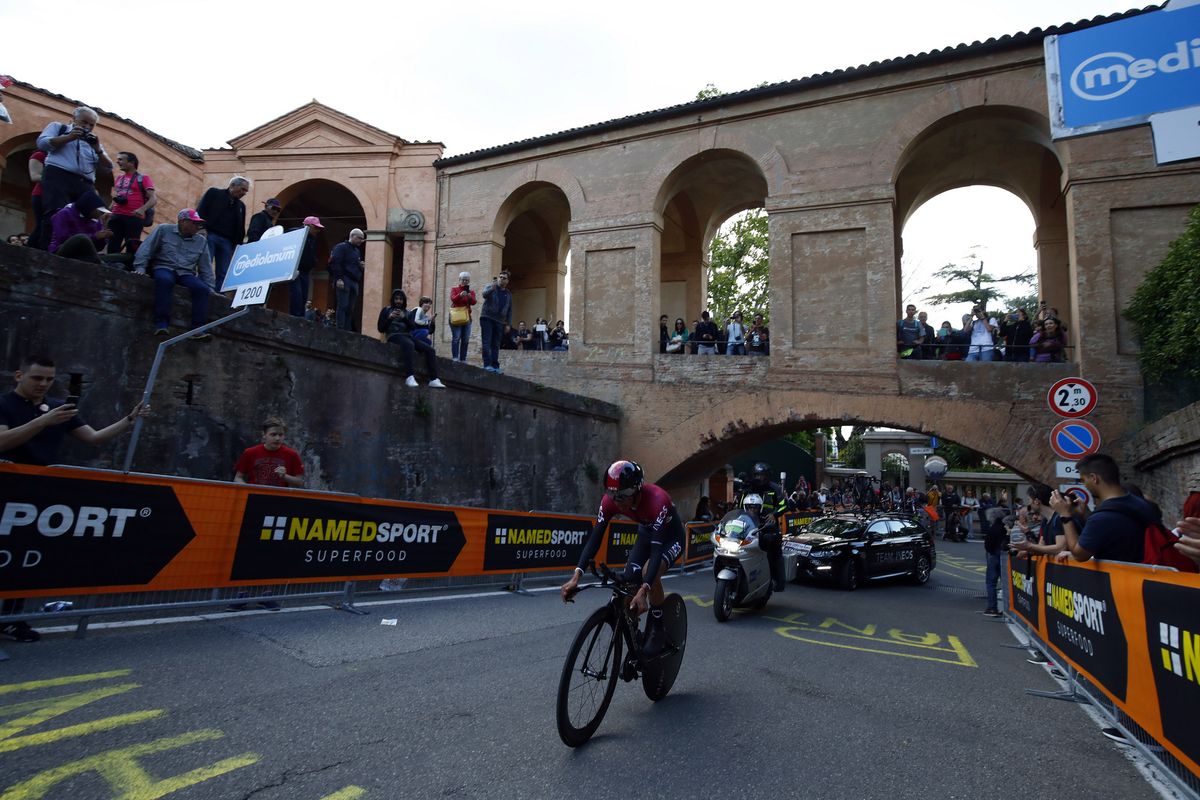 Passing under an arch at 1200 metres to go