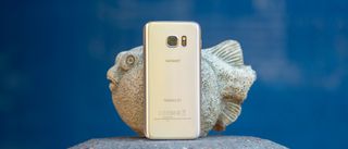 Samsung Galaxy S7 in gold on a pedestal