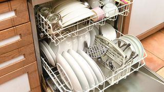 How to clean a dishwasher 
