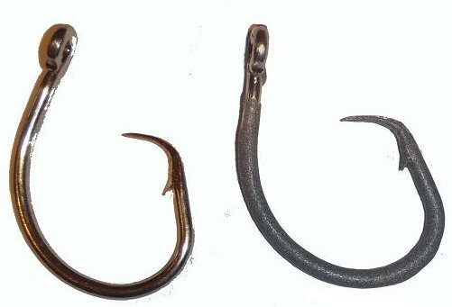 A standard circle hook (left) compared to a shark repellent hook (right). The shark repellent hook is magnetic and is covered with a special metal that produces a voltage in seawater.