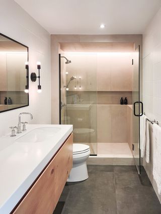 A small bathroom fitted with a niche in the shower