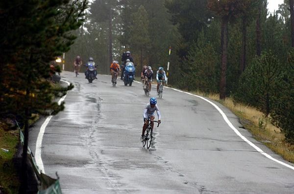 Ezequiel Mosquera (Xacobeo Galicia) gets a gap.