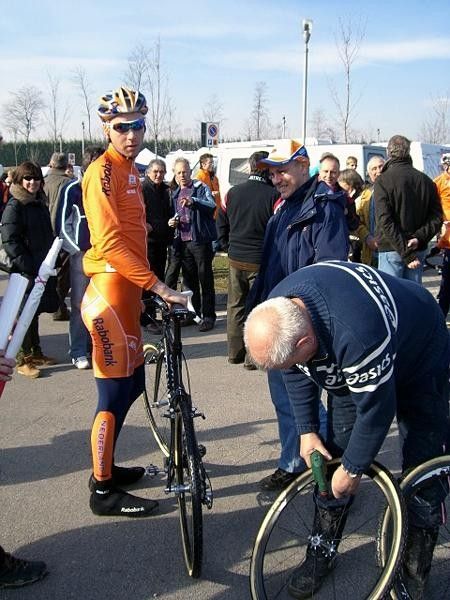 Rabobank's other ginormous Dutch crossman Gerben DeKnecht waits for his mechanic to fill up the spares. DeKnecht told Cyclingnews that he was running 1.65 bar of tire pressure in Treviso, well above his usual 1.35 bar.