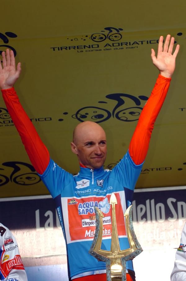 Stefano Garzelli (Acqua &amp; Sapone) wears the overall winner's azzurra jersey