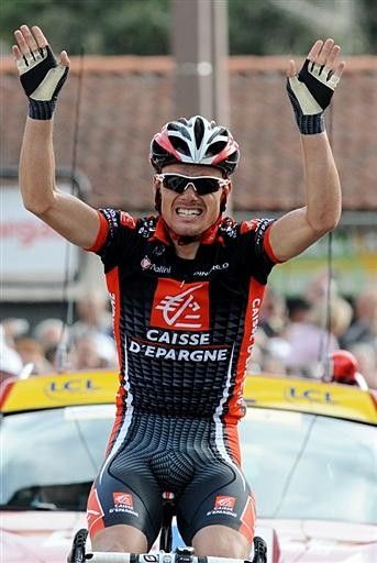 Luis Le&oacute;n S&aacute;nchez (Caisse d'Epargne) launched a courageous solo attack that paid off in a stage win and the overall lead.