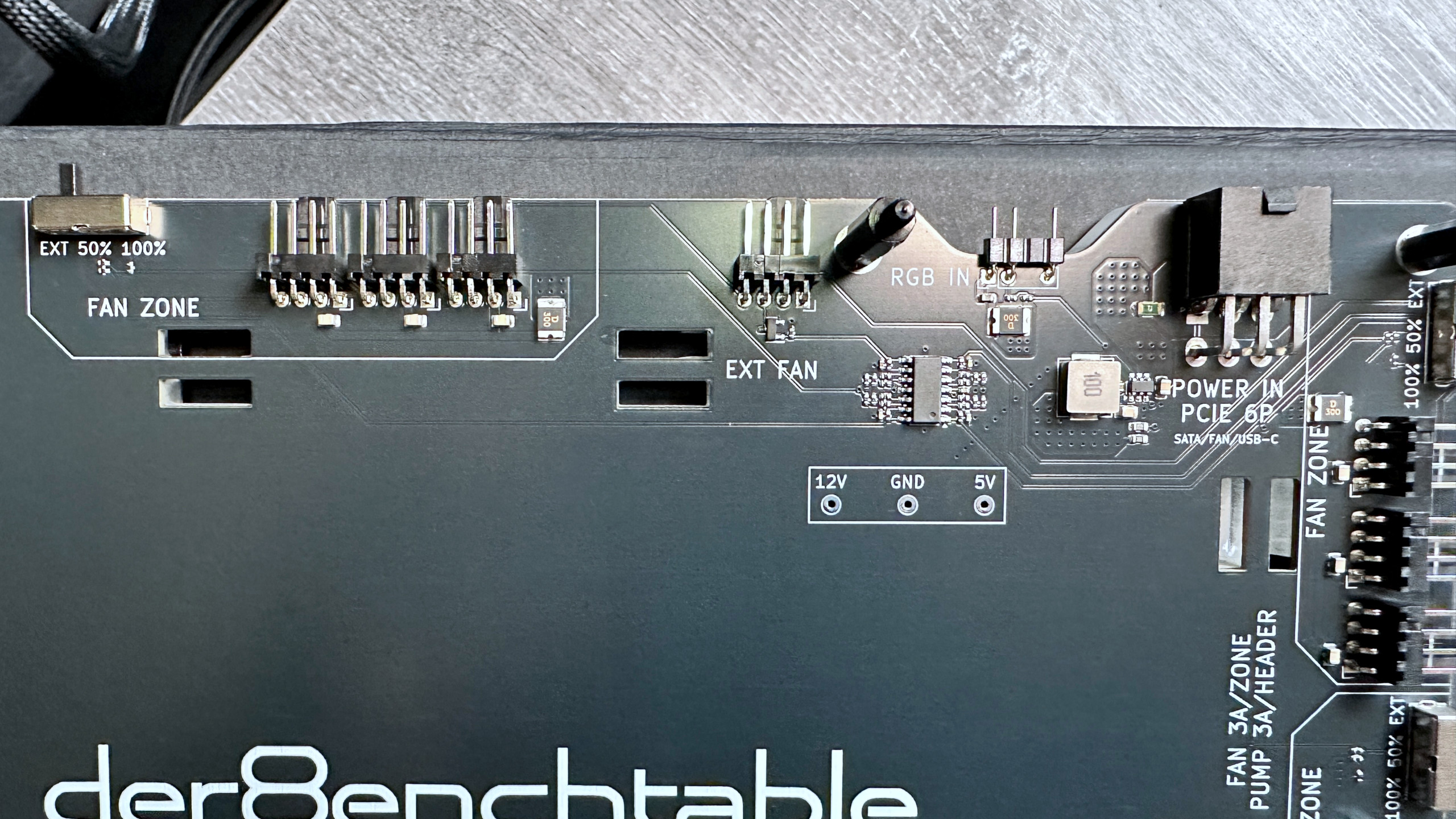 A close-up photo of the headers on a Thermal Grizzly Der8enchtable test platform