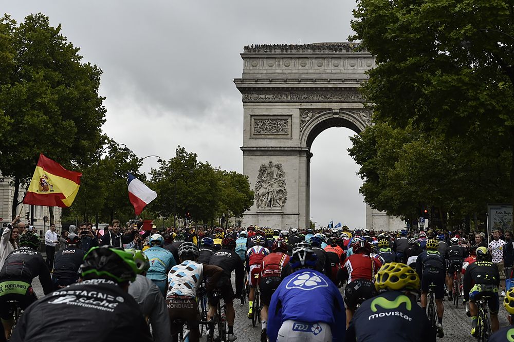 The peloton races around the Arc de Triomphe