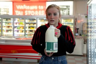 En overrasket Jen holder en mælkekarton i Extraordinary på Disney Plus