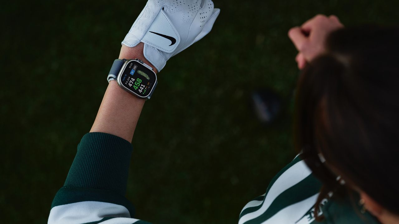 People playing golf wearing an Apple Watch 