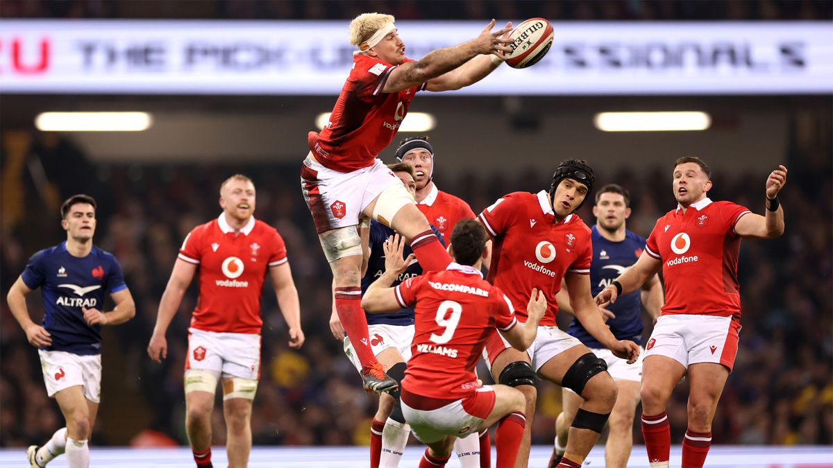 Wales&#039; Aaron Wainwright, surrounded by teammates, catches a high ball.