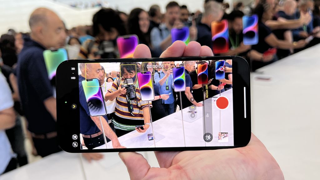 Samsung Galaxy S23 Ultra vs iPhone 14 Pro Max premium flagships