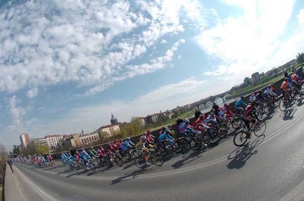 The peloton rolls along.