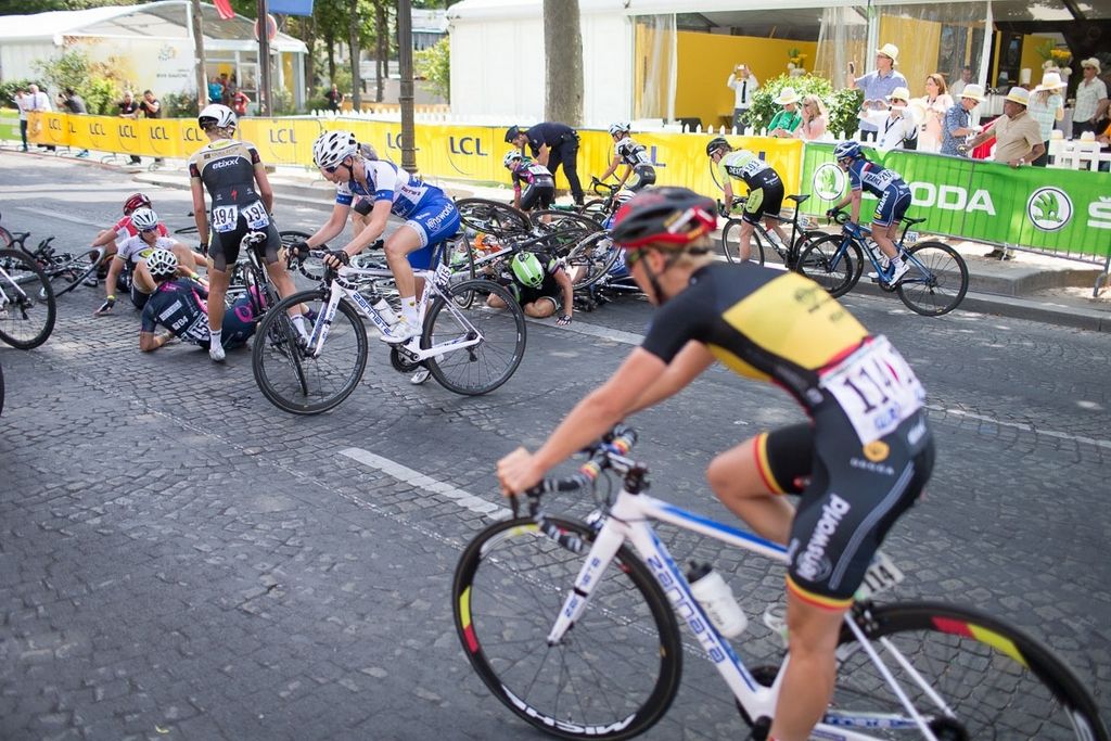 Belgian champion Kaat Hannes (Lensworld - Zannata) avoids one of the late crashes