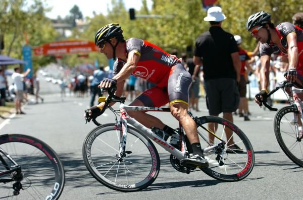 Lance Armstrong (RadioShack) tips it in