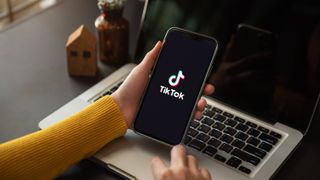 Primer plano de alguien utilizando la aplicación móvil TikTok 