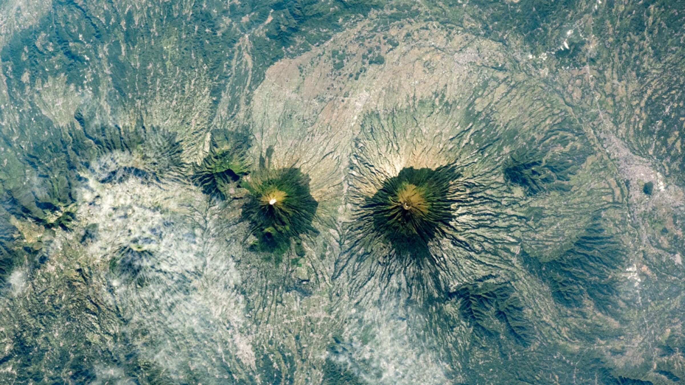 Indonesia’s near-identical, ‘Twin Peaks’ volcanoes form striking mirror image — Earth from space Indonesia’s near-identical, ‘Twin Peaks’ volcanoes form striking mirror image — Earth from space