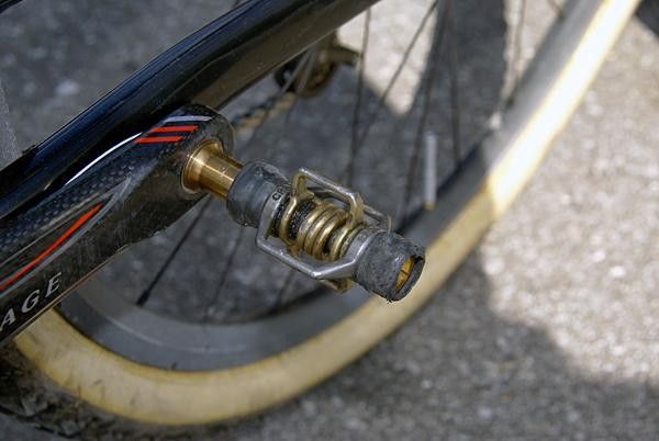 Little bits of rubber on the Crank Brothers Egg Beater pedals add a bit of grip and quiet things down.