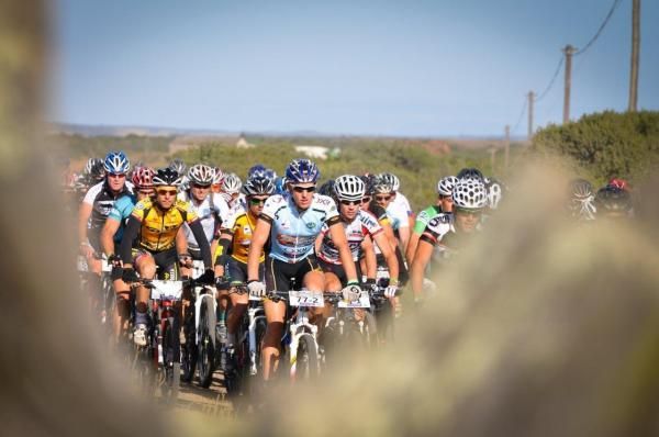 The group still compact before the first major climb