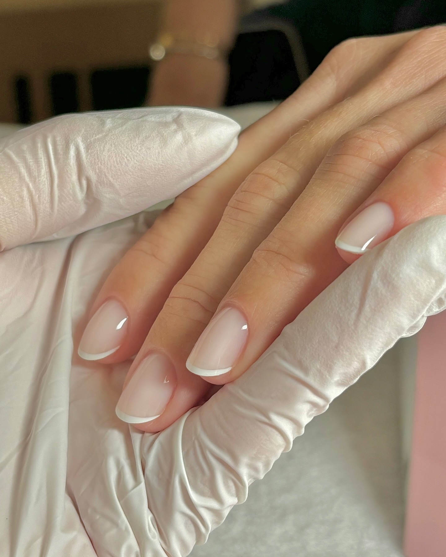 Short nails with vanilla gloss French tips