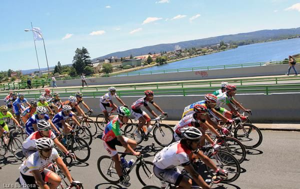 The peloton rolls along during stage 6.