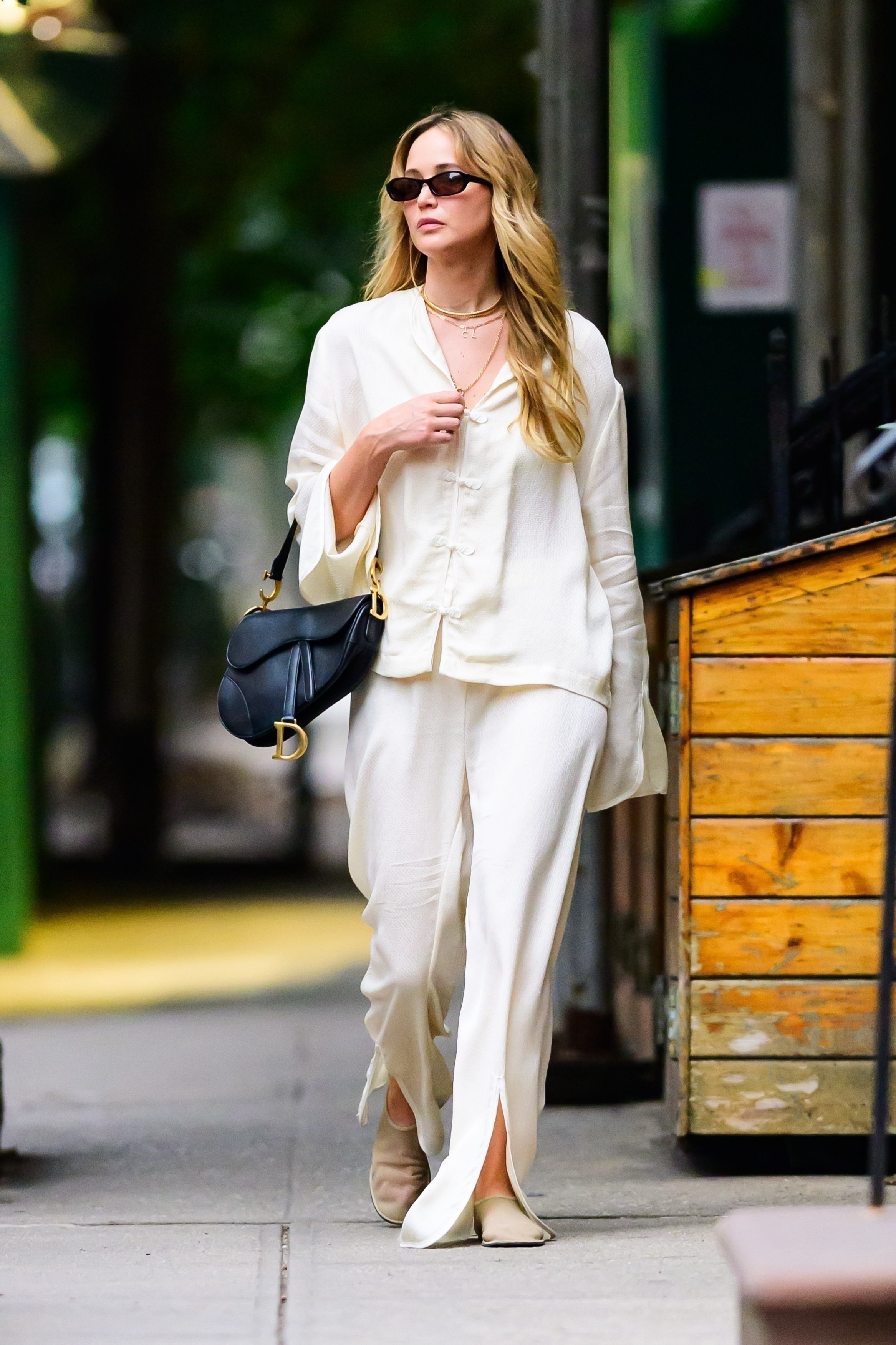 Jennifer Lawrence pulled off slippers in NYC