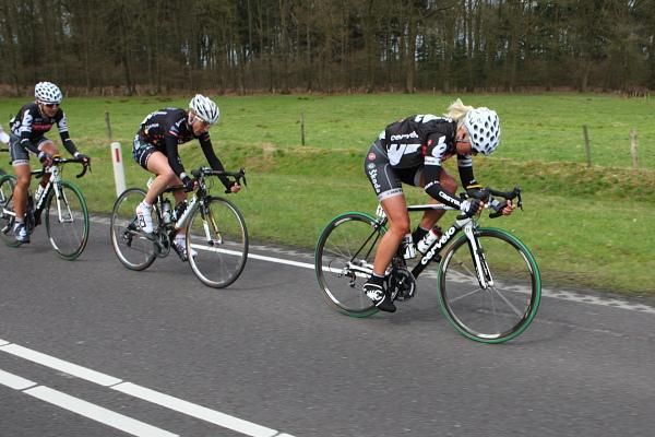 Charlotte Becker (Cervelo Test Team) leads Julia Martisova (Gauss Rdz Ormu) in the break.
