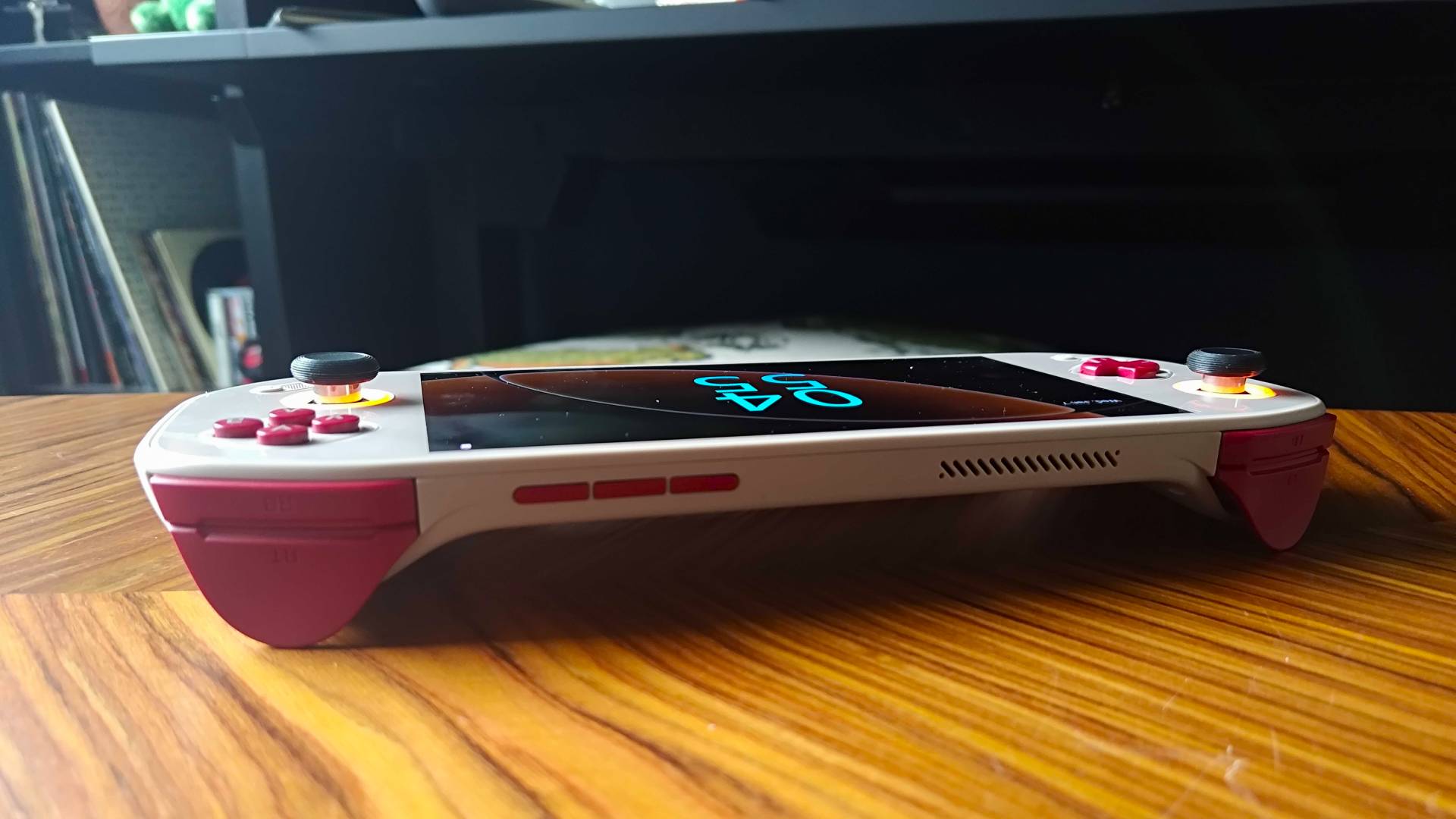 Top view of Mangmi Pocket Max triggers and ports on woodgrain table.