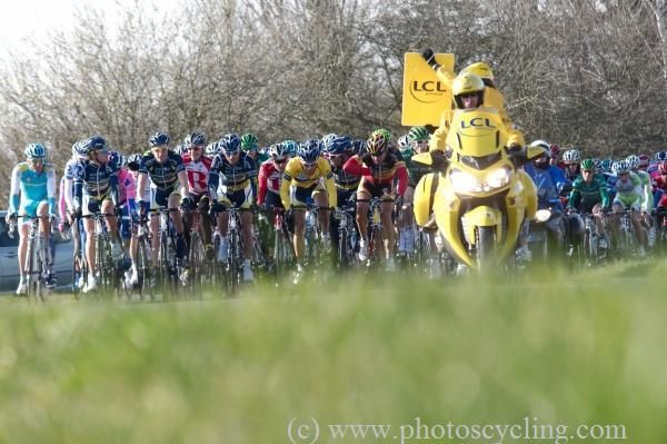 The peloton gets a time split for the break.