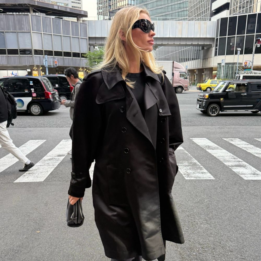 Influencer @hoskelsa wears black cropped trousers with a black trench coat and black pointed-toe shoes.
