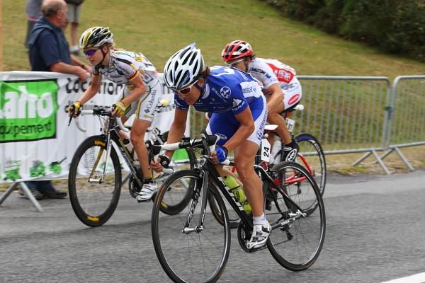 Eva Lutz (Equipe Nurnberger) and Luise Keller (Team Columbia-HTC) react to an acceleration in the bunch.