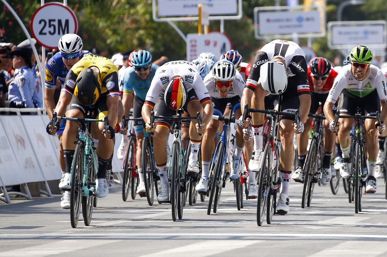 Dylan Groenewegen (LottoNL-Jumbo) took the win with a perfectly-timed bike throw