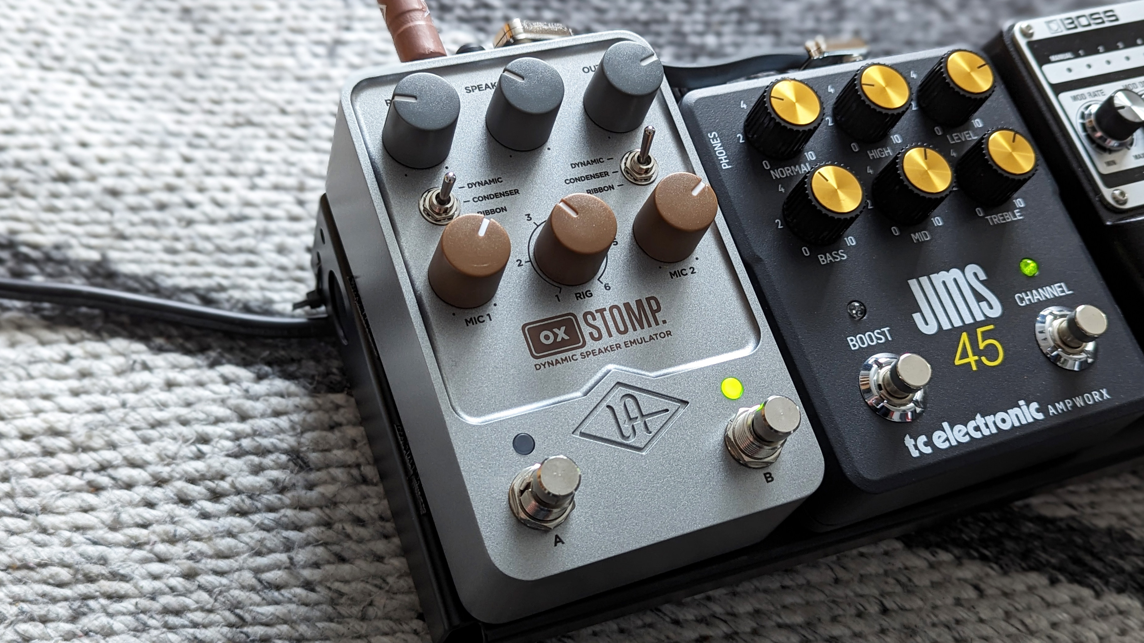 Universal Audio UAFX Ox Stomp Dynamic Speaker Emulator pedal