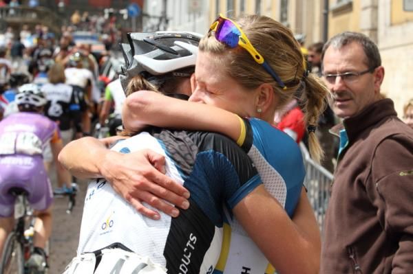 Emma Johansson (Hitec Products) celebrates with Lisa Brennauer after winning the 2011 Thuringen Rundfahrt