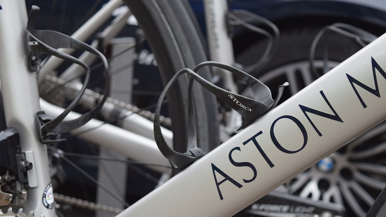 The bike is equipped with carbon bottle cages from Storck