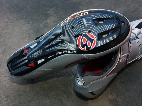The full-carbon sole plate is notably stiff and the three-hole drilling includes the extra insert for Look's memory tab feature