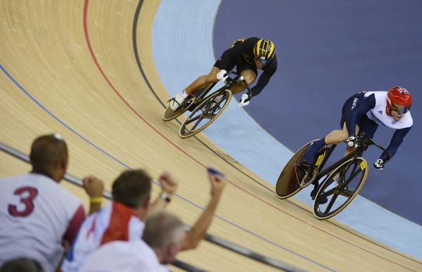 Azizulhasni Awang (Malaysia) and Jason Kenny (Great Britain) in the men's sprint 1/4 finals.