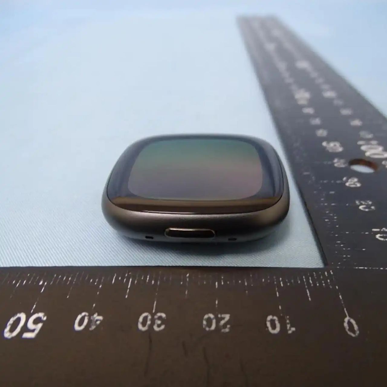 Fitbit Versa 4 leak button