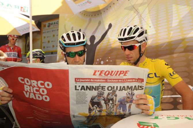 Nibali and his teammate reading L'Equipe this morning before the start of stage 11