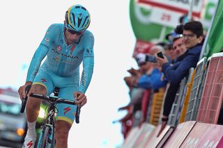 A bad day for Vincenzo Nibali (Astana)